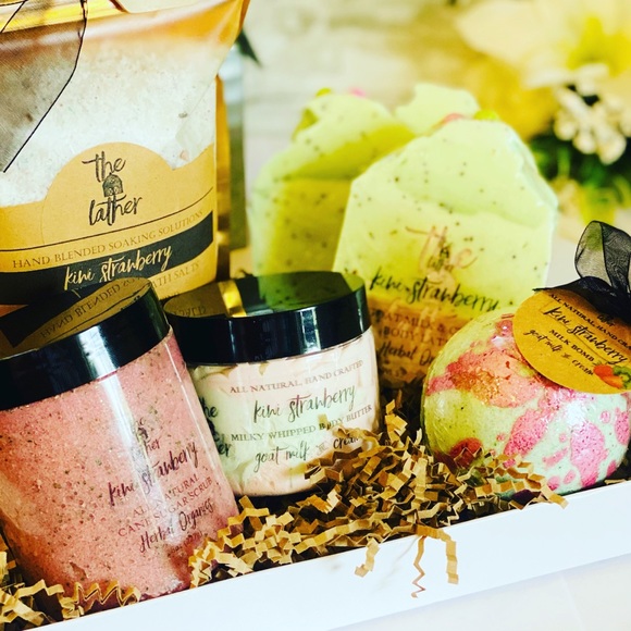 Kiwi Strawberry All Natural SkinEssential Gift Set - Picture 5 of 10